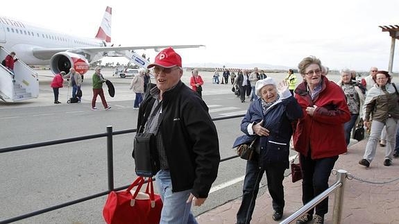 Llegada de turistas austriacos al aeropuerto de San Javier. 