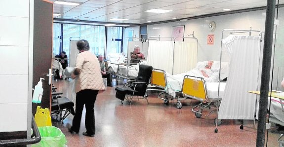 Sala de Cuidados de Urgencias del Morales Meseguer, que ayer fue destinada a pacientes encamados.