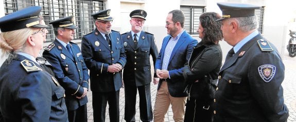 Los representantes de las asociaciones de jefes, ayer, con la consejera Pagán. 