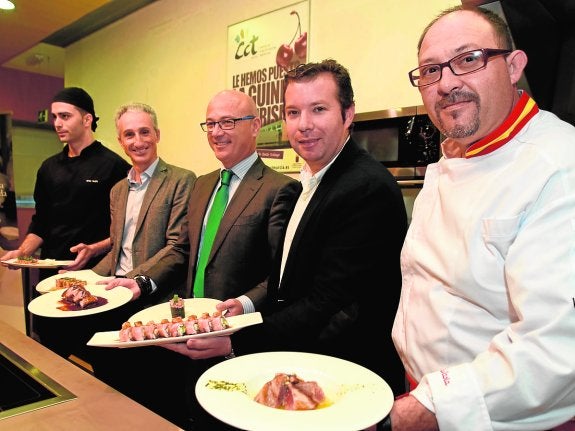 Un cocinero de Enso Suhi, Antonio Bernal, Juan Hernández, Pedro Montiel y José Fuentes, con los platos que se presentarán en Madrid Fusión.