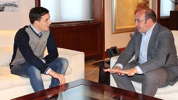 Xuso Jones, este jueves, junto al presidente regional, Pedro Antonio Sánchez.