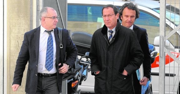 Miguel Ángel Cámara, ayer, flanqueado por los abogados José María Caballero Salinas y Vicente Sanmartín.