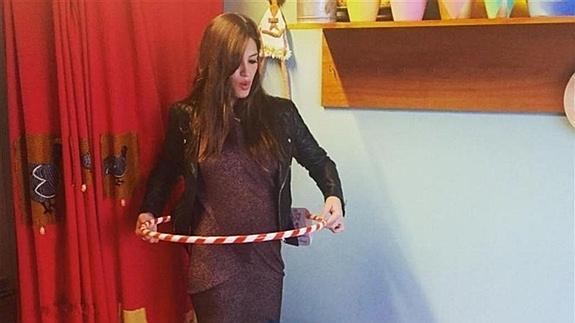 Sara Carbonero presume de embarazo con un 'hula hoop'