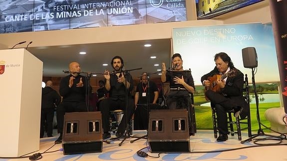 Actuación flamenca de la ganadora de la Lámpara Minera 2015 en el expositor de la Región.