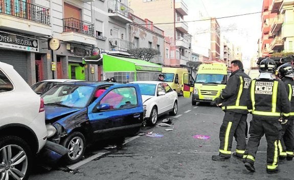 Algunos de los vehículos implicados en el accidente. 