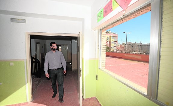 Escuela desvalijada. El pedáneo de El Raal, en las antiguas escuelas, que ya no tienen ventanas. :