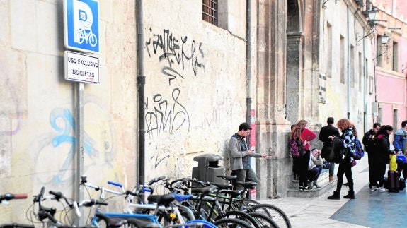 Escuela de Arte Dramático de Murcia, en la que se aprecian las pintadas, que se limpirán con el nuevo protocolo de actuaciones en BIC. 