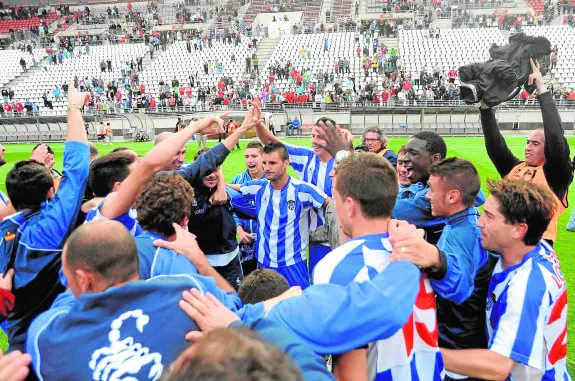Los jugadores del Lorca Deportiva, tras lograr la permanencia en la Nueva Condomina, el 15 de mayo de 2011. 