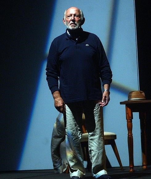 Álvaro de Luna representa una obra en San Javier. 