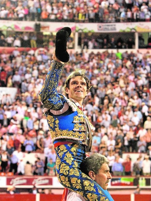 José Tomás saluda al tendido al salir a hombros, en mayo de 2015, en Aguascalientes. 