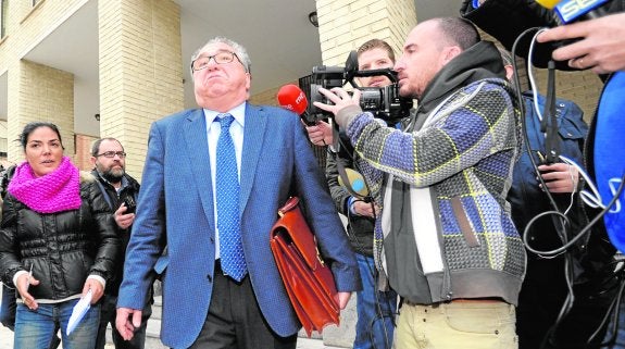 El alcalde Eduardo Contreras, rodeado de periodistas a su salida del juzgado, tras haber prestado declaración. 