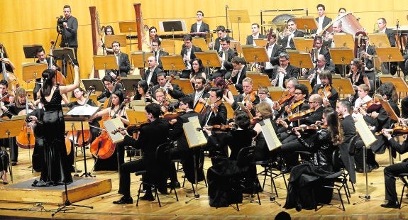 La Orquesta Sinfónica de la Región, durante el concierto de ayer, con parte del público sobre el escenario. 