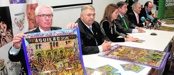 El concejal del Carnaval, Vicente Ruiz, muestra el cartel de este año, ayer, durante la presentación.