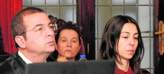 El letrado murciano Fermín Guerrero junto a su representada, la policía local Raquel Gago, en una de las sesiones del juicio por el asesinato de la presidenta de la Diputación de León. Detrás, la otra acusada, Monserrat González.