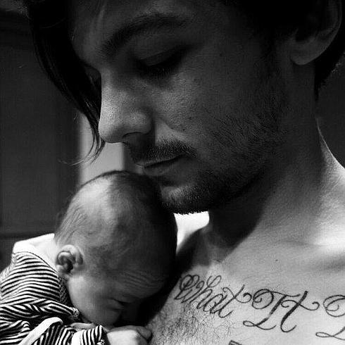 Louis Tomlinson comparte en privado y Briana Jugwirth en público la foto de su hijo