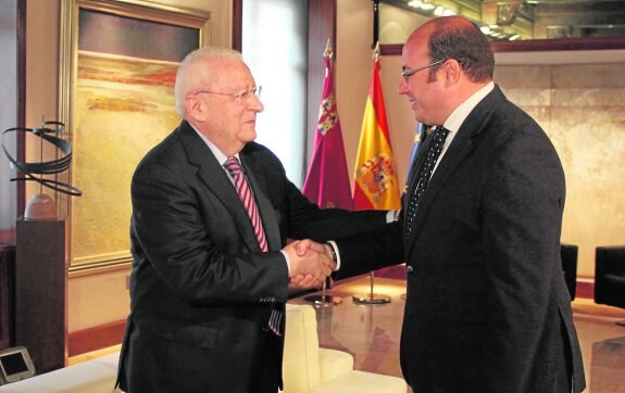 José Molina y Pedro Antonio Sánchez se estrechan la mano al inicio de la entrevista. 