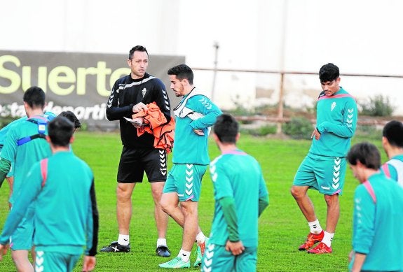 Aira dirige un entrenamiento en Cobatillas. 