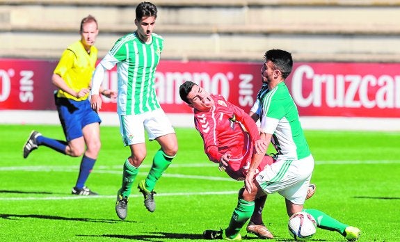 El abaranero Arturo cae al césped tras la entrada de un rival. 