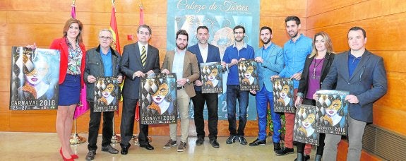 El edil Pacheco (tercero por la izquierda) y el presidente del Carnaval, Fran Sánchez, junto al resto de festeros. 