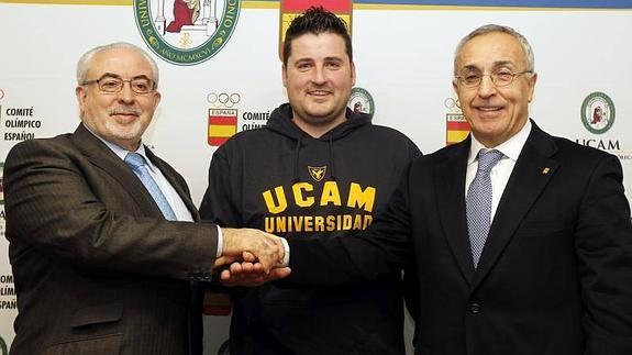 José Luis Mendoza junto al piragüista David Cal y el presidente del Comité Olímpico Español, Alejandro Blanco. 