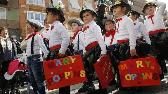 Varios niños disfrazados de los protagonistas de la película Mary Poppins.