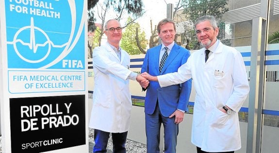 Van Dijk, entre Pedro Luis Ripoll y Mariano de Prado. 