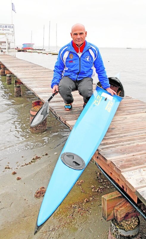 José Antonio Lucas, con su piragua en La Ribera.