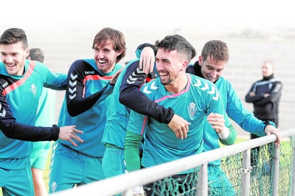 Satrústegui, Sergio García, Simón y Sergi Guilló sonríen en un entrenamiento del Murcia. 