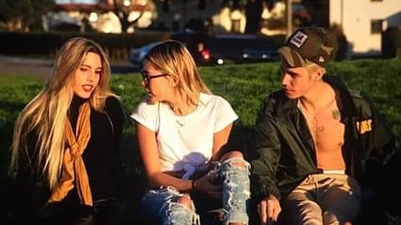 Justin Bieber y Hailey Baldwin con una amiga.
