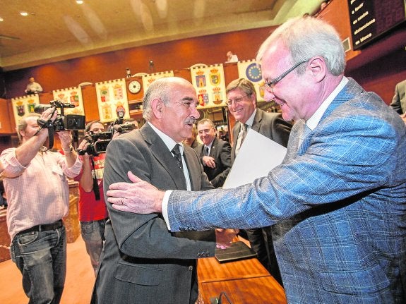 Garre y Valcárcel, la última vez que se saludaron en la Asamblea, en abril de 2014. 