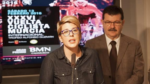 Noelia Arroyo presenta la carrera junto al director de la Vuelta Ciclista a la Región de Murcia, Francisco Guzmán. 