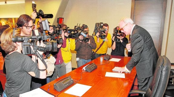 Valcárcel, enfocado por fotógrafos y cámaras de televisión, toma asiento en la sala de comisiones antes de declarar.