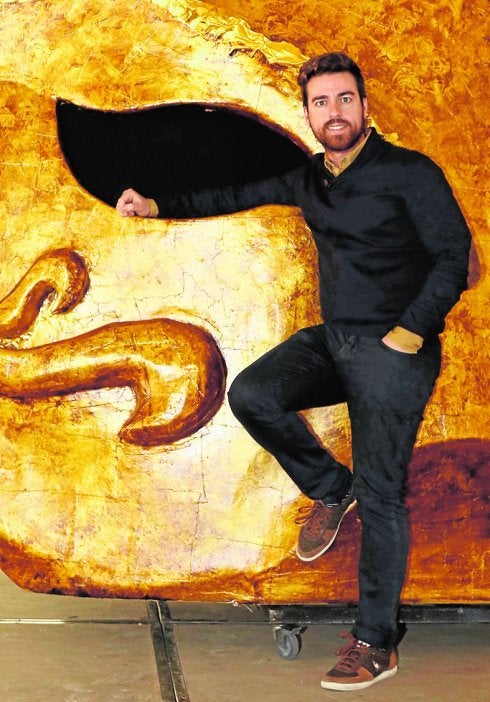 Fran Sánchez, junto al monumento que la pedanía murciana dedicó a su famoso carnaval. 