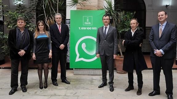 El alcalde de Murcia (3º dcha) y la edil de Juventud (2ª izqu) presentan el nuevo servicio. 