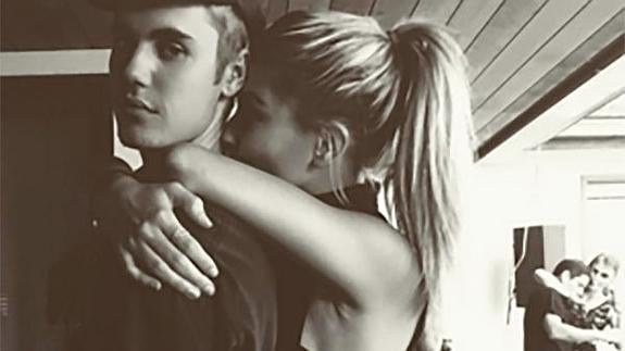 Hailey Baldwin besa a Justin Bieber.