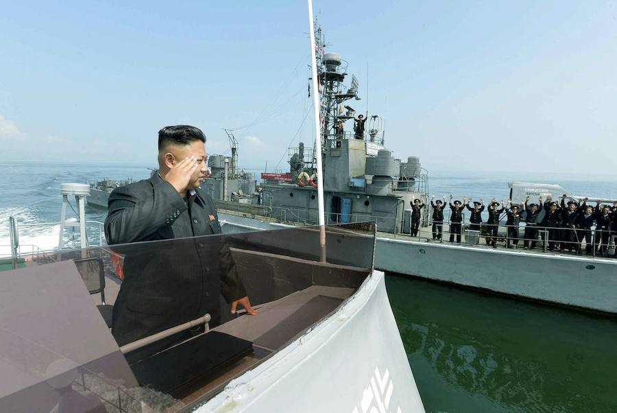 Kim Jong Un devolviendo el saludo a el servicio militar naval del buque después de realizar unas maniobras en el mar. 