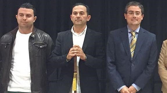 Isidro Zapata, en el centro, con el bastón de mando. 