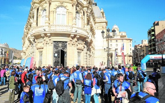 Participantes de la pasada edición, junto al Palacio Consistorial. 