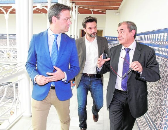 Juan Antonio Pedreño (derecha), con el diputado popular Marcos Ortuño y el socialista Joaquín López, a su llegada ayer a la Asamblea Regional. 