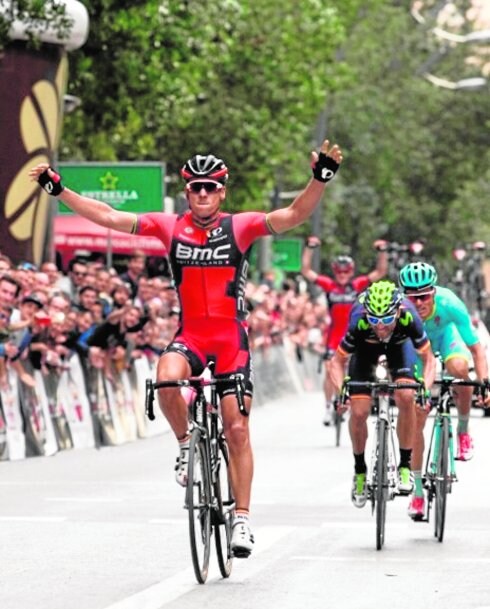 Gilbert alza los brazos tras ganar, ayer, la Vuelta a Murcia, por delante de Valverde y Luis León.