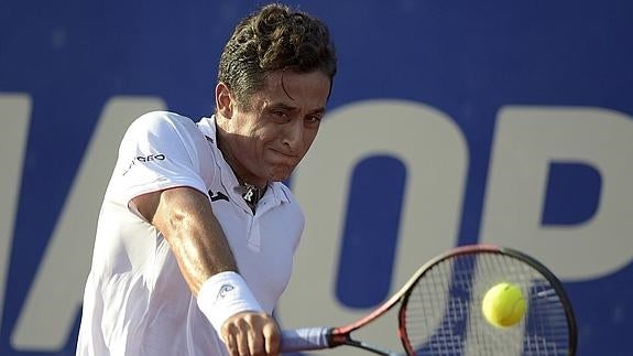 Nicolás Almagro devuelve una bola a David Ferrer. 