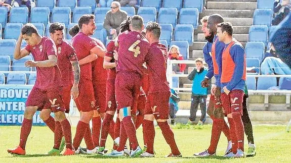 Los jugadores del Jumilla hacen piña tras el gol. 