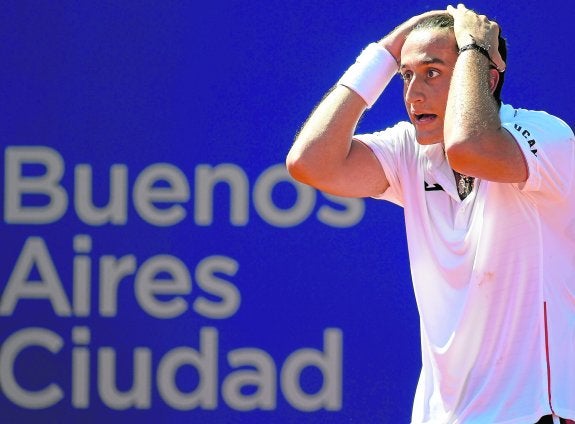 Nicolás Almagro lamenta una bola fallada en la final de ayer ante el austríaco Thiem en Buenos Aires. 