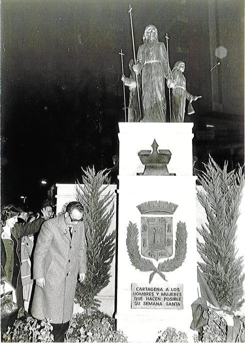 Enrique Escudero, junto al monumento, el día de su inauguración.
