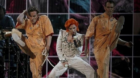 Lady Gaga homenaje a al camaleónico David Bowie en la gala de los Grammy 2016. 