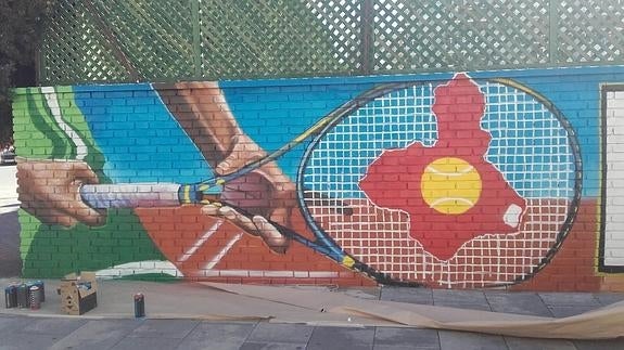 El muro del Murcia Club de Tenis decorado con el nuevo grafiti. 