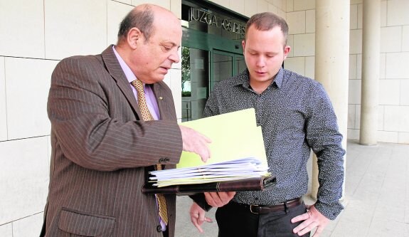 El letrado Antonio Gálvez, junto a Álvaro, ayer, antes de la vista celebrada en San Javier.