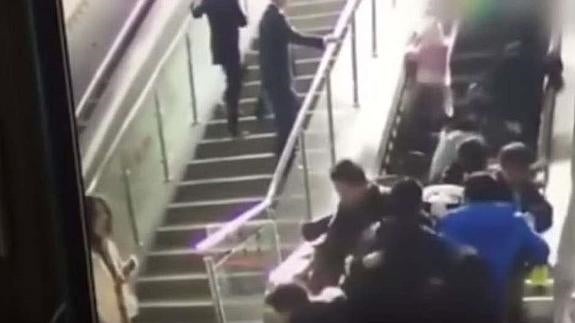 Momento en que la gente se cae.