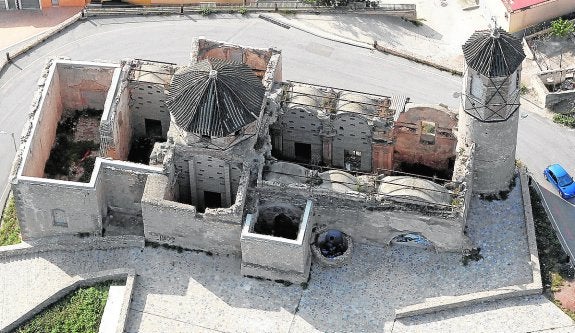 Vista aérea de la iglesia de San Juan después de la colocación de un armazón de hierro en la torre y en algunas de sus capillas para evitar las deformaciones de sus muros tras los daños que sufrió como consecuencia del terremoto de mayo de 2011.