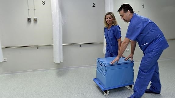 Dos integrantes del equipo de trasplantes de La Arrixaca. 